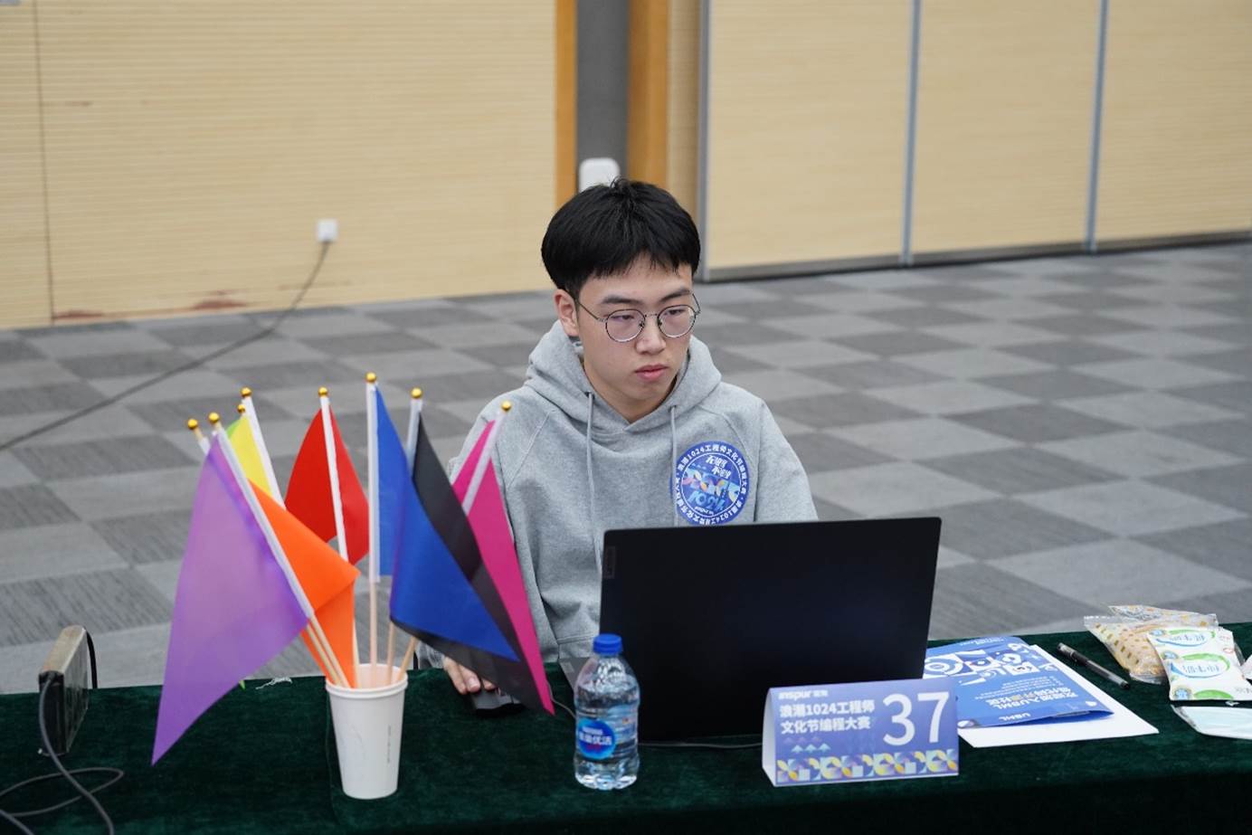 图片包含 人, 男人, 笔记本, 桌子描述已自动生成 图片包含 人, 男人, 笔记本, 桌子描述已自动生成